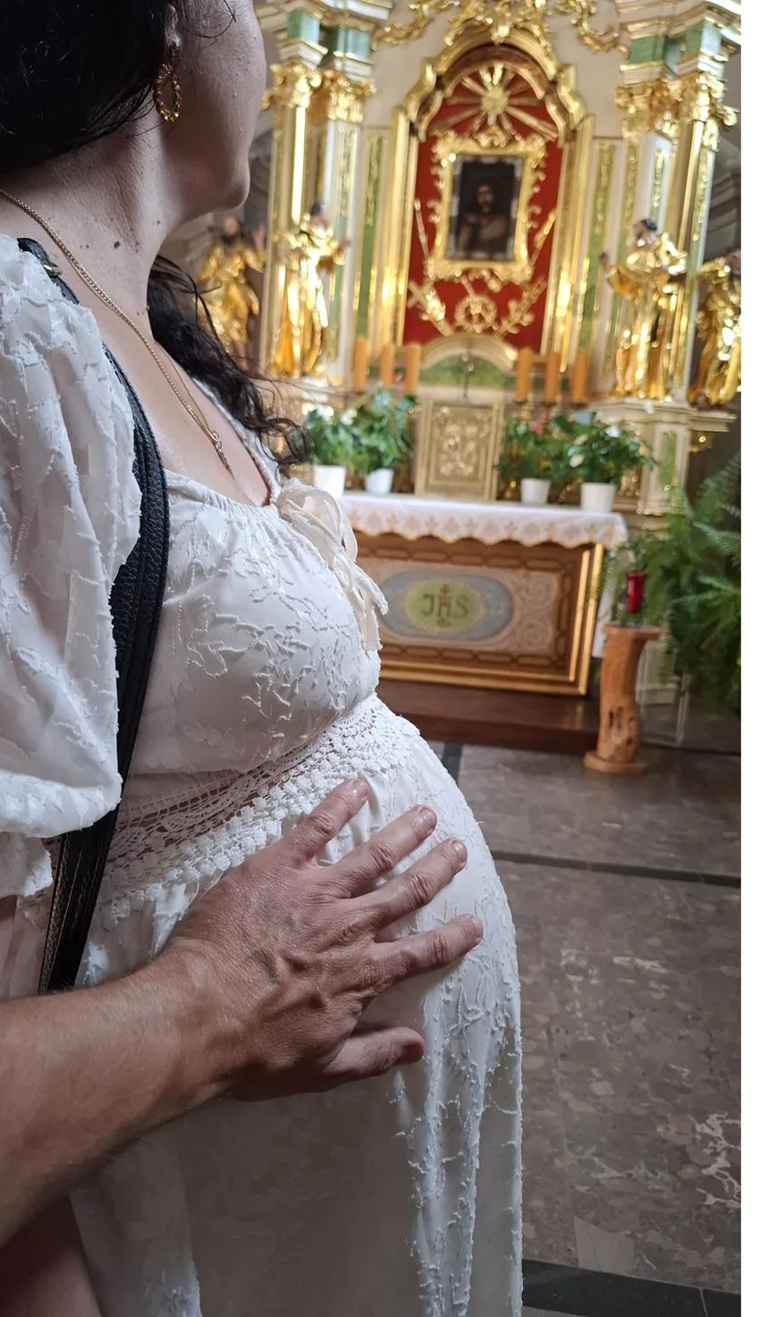 Anna w ciąży w białej sukni w kościele w Przemyślu, dłoń Michała na brzuchu — niedzielna modlitwa oczekujących rodziców