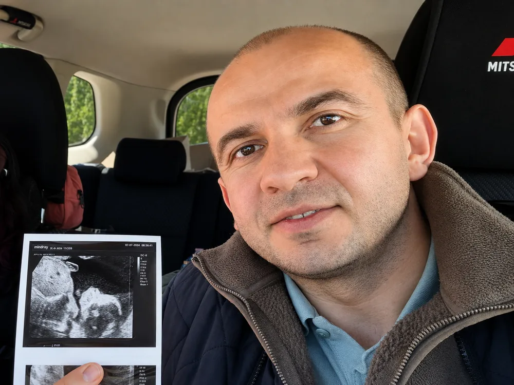 Michał trzyma zdjęcie USG córki Wiktorii — twórca kreatora planu porodu