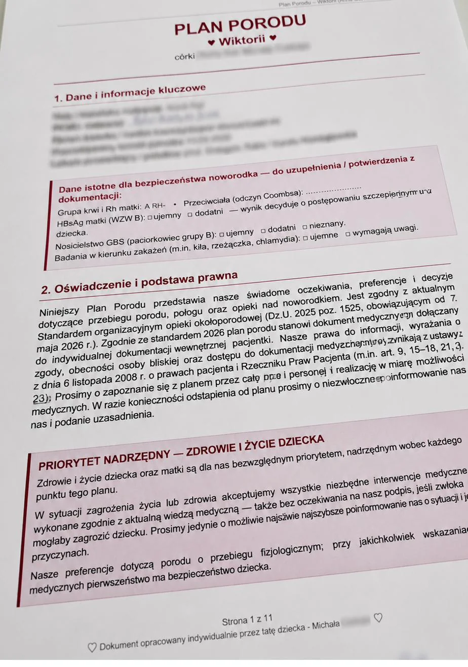 Wydrukowany prawdziwy plan porodu córki Wiktorii — strona 1 z 11 wygenerowana w kreatorze PoródNaMiarę.pl, z danymi bezpieczeństwa noworodka i klauzulą priorytetu życia dziecka wg Standardu Opieki Okołoporodowej 2026